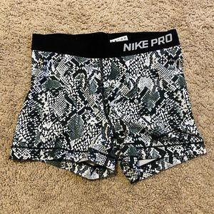 Nike Pro shorties